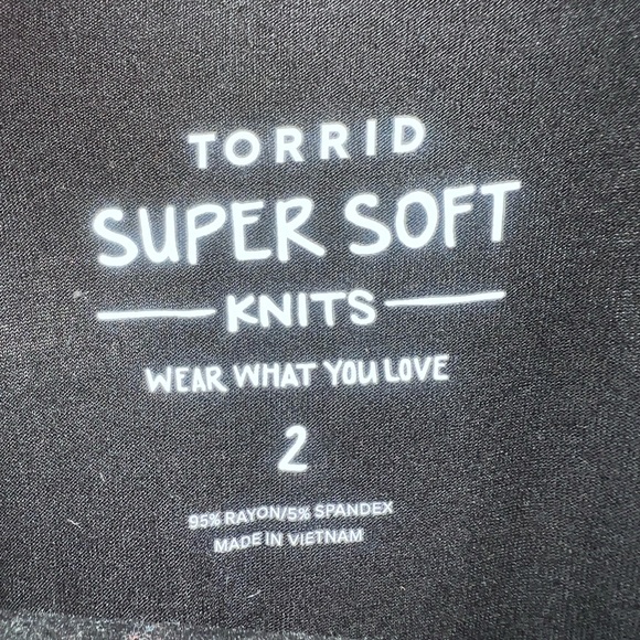 Torrid Super Soft Black Cutout Tee Size 2 - Picture 4 of 4